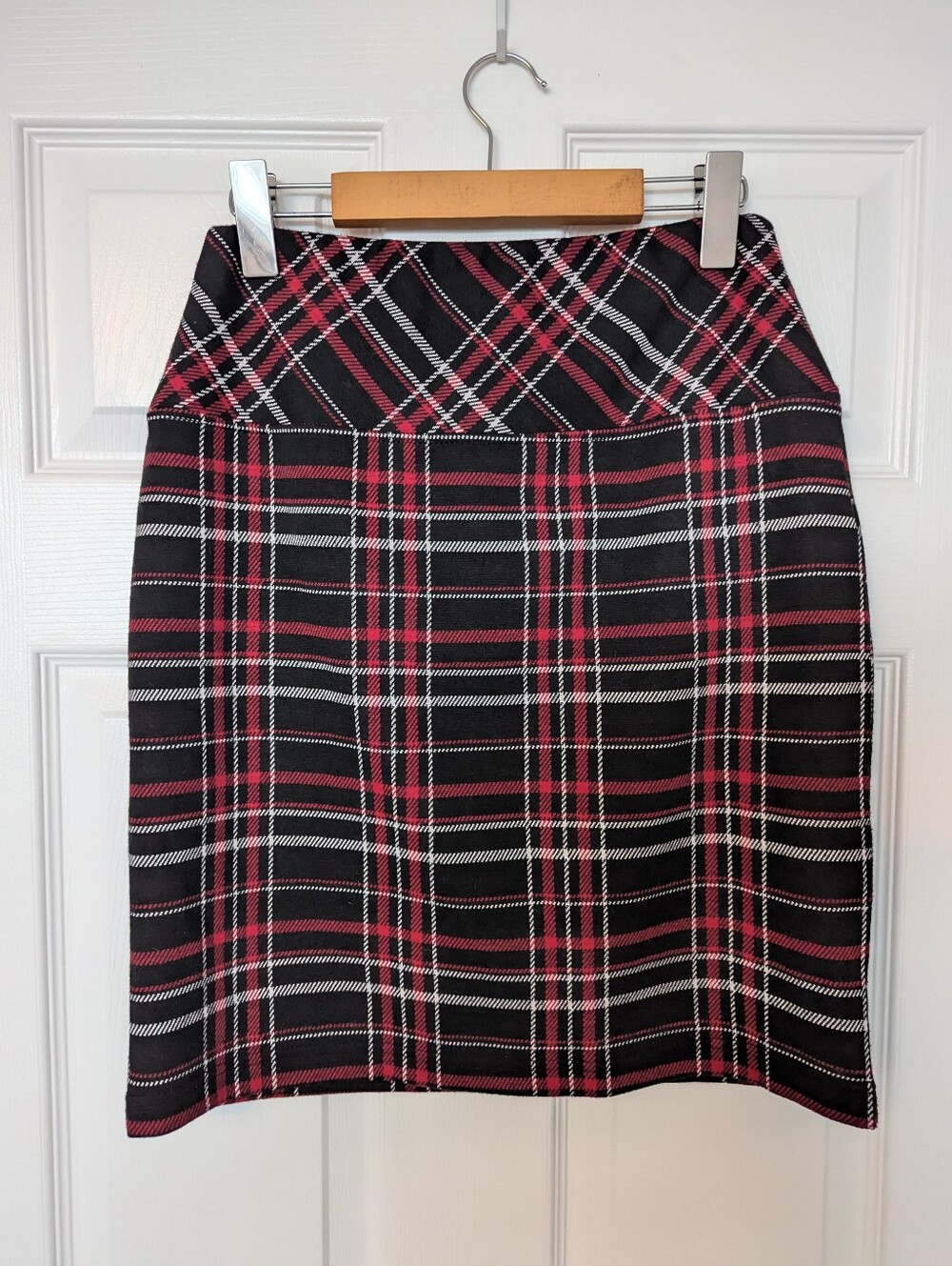 *NWOT* Seven Sisters Black and Red Plaid Pencil Skirt
